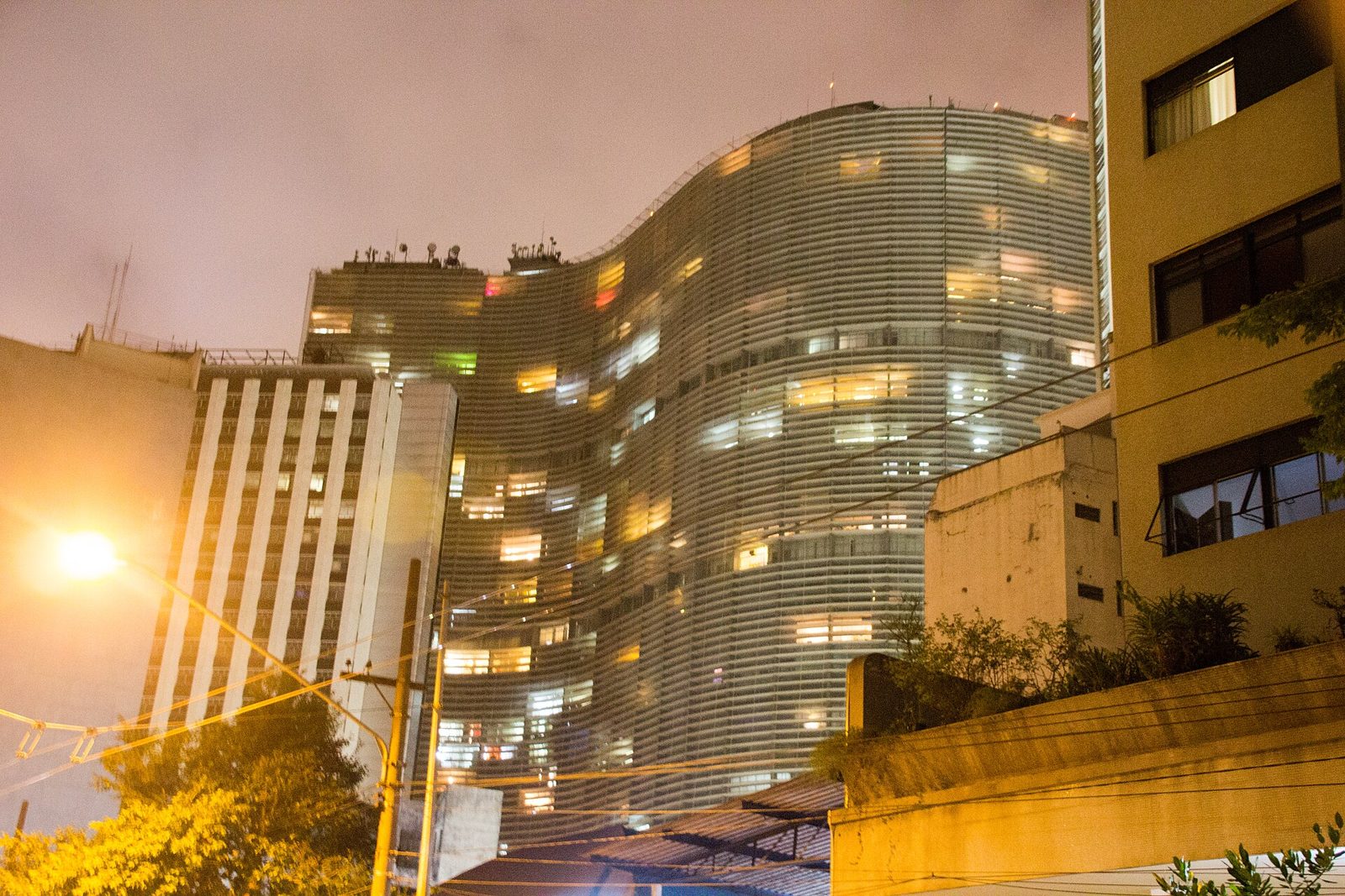 O Copan à noite, visto do entorno: a maior estrutura residencial em concreto armado do país