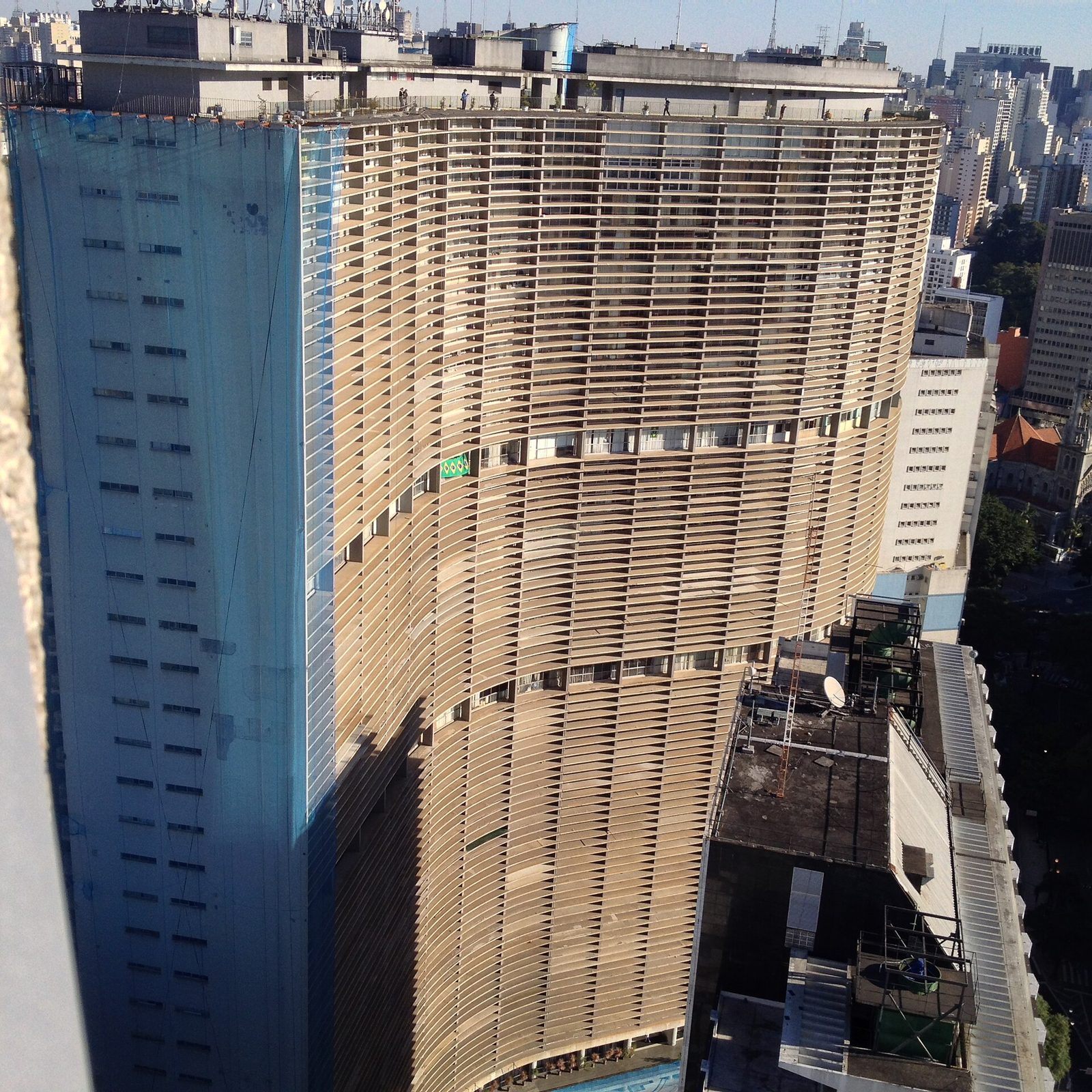 A tela de proteção instalada em 2011, depois da queda de pastilhas: mais de uma década coberta