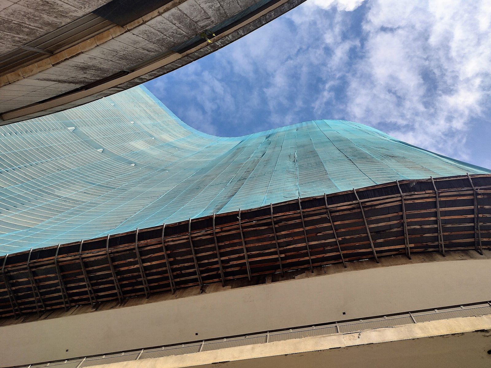 A tela vista da rua: proteção provisória que virou paisagem até o início das obras de restauração