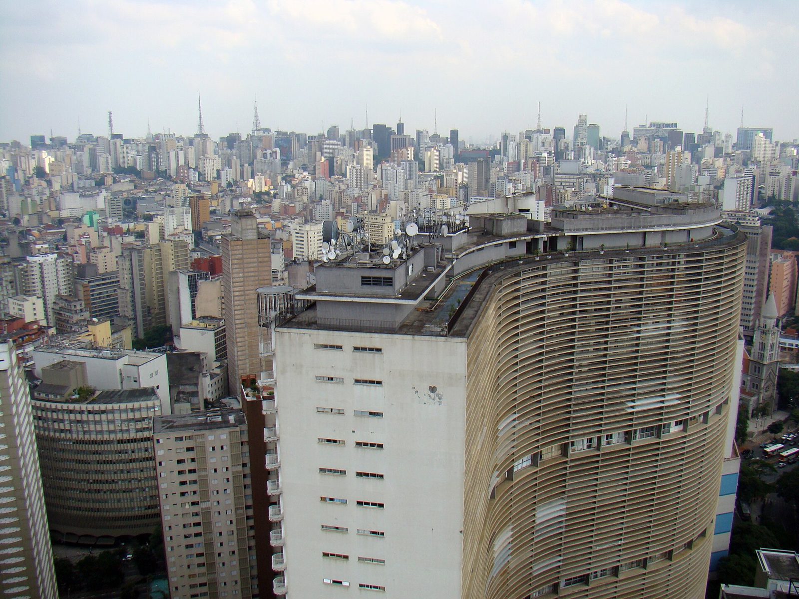 Vista do terraço do Copan sobre o centro: o edifício como pedaço de cidade
