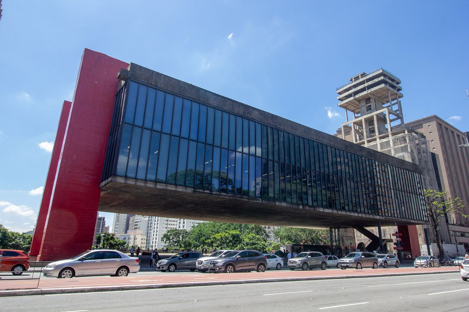 O MASP visto da Avenida Paulista: dois pisos suspensos em quatro pilares, com o vão livre de 74 metros embaixo
