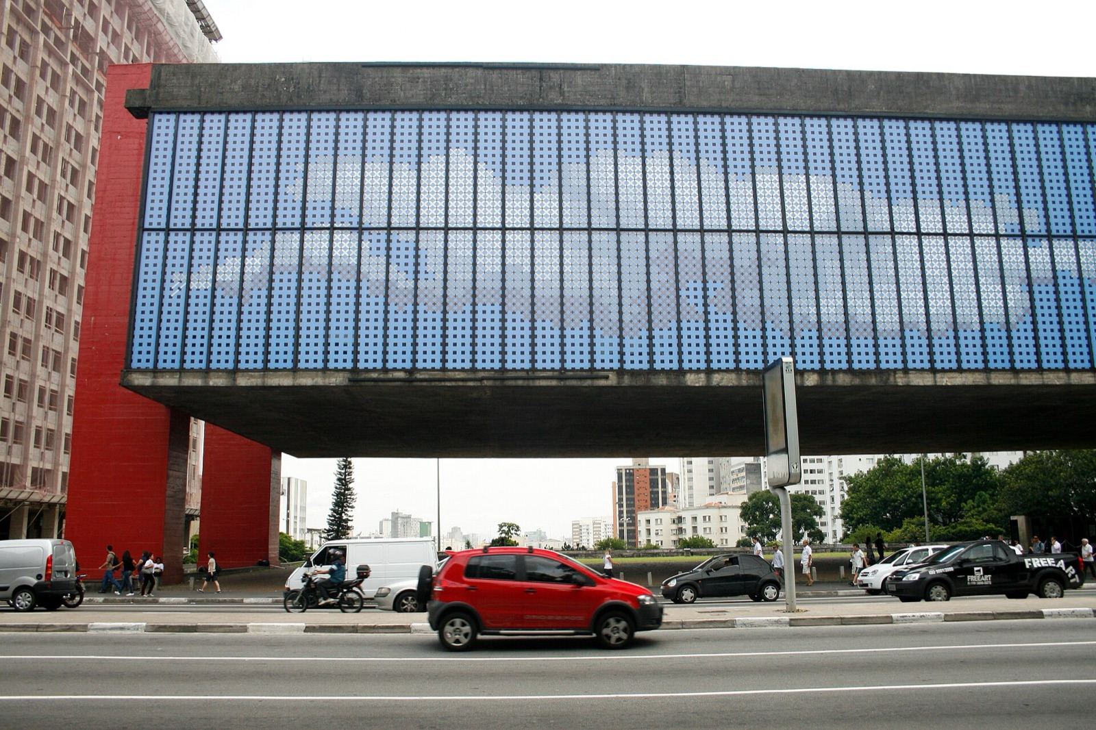 A elevação inteira: as vigas de concreto protendido vencem os 74 metros sem apoio intermediário