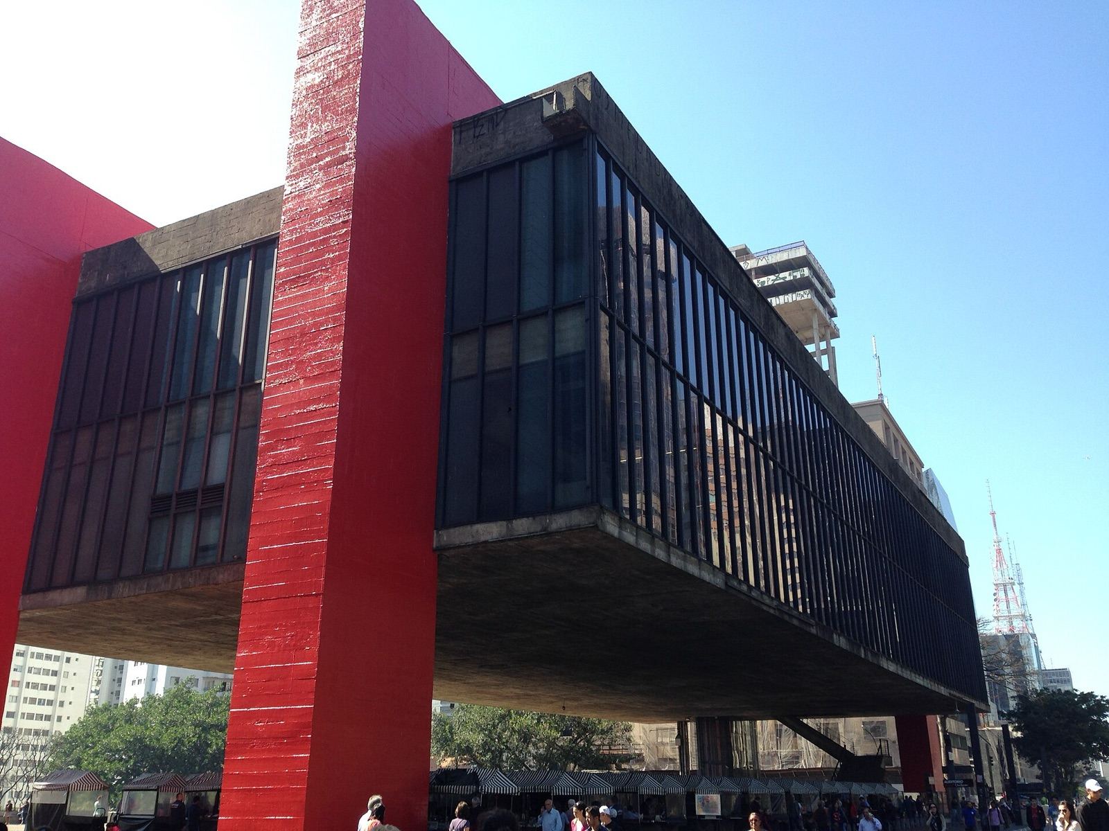 Pilar e viga de perto: o vermelho só foi aplicado em 1990, como proteção do concreto exposto
