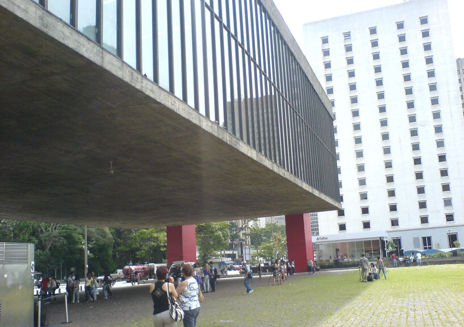 Embaixo, a praça: o vão que preserva a vista do vale da Nove de Julho, como exigia a doação do terreno