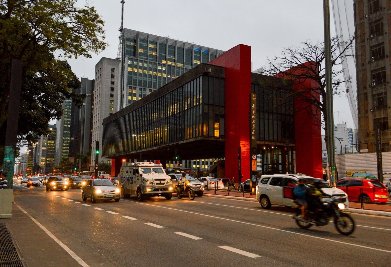 O MASP ao entardecer: em sessenta anos, o vão virou o ponto de encontro da Paulista