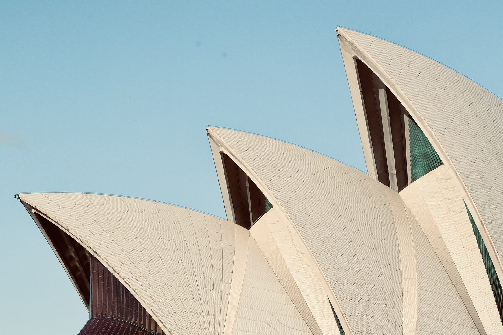 As cascas da Ópera de Sydney: todas recortadas de uma mesma esfera, a solução que tornou a obra construível