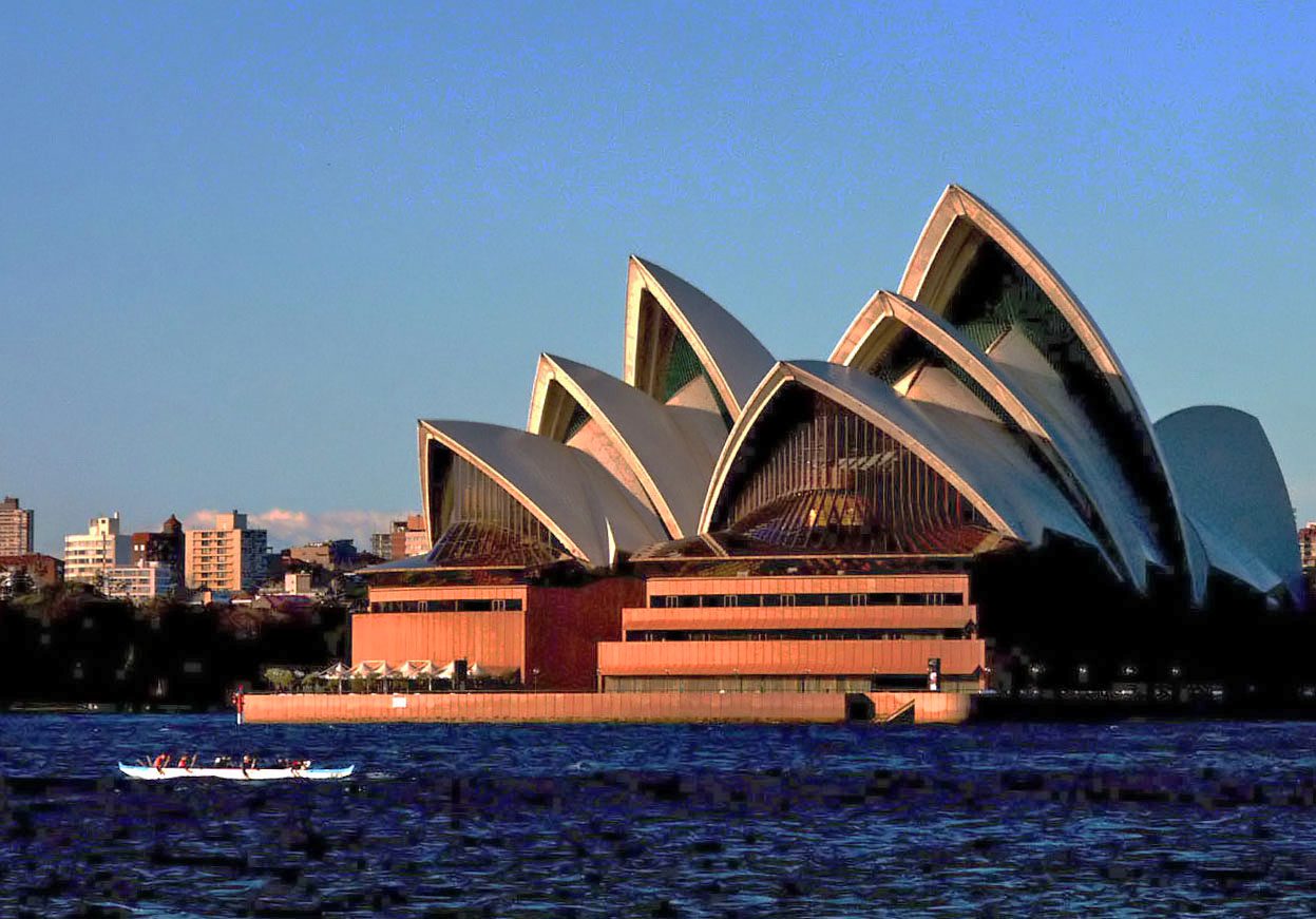 Fim de tarde em Bennelong Point: o conjunto que custou 102 milhões de dólares australianos, catorze vezes a estimativa