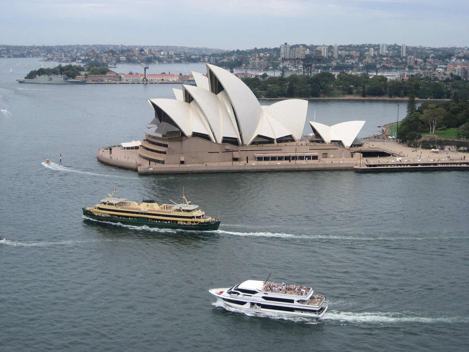 A ponta de terra sobre a baía, com as balsas de Circular Quay: o edifício e o lugar que o justificou