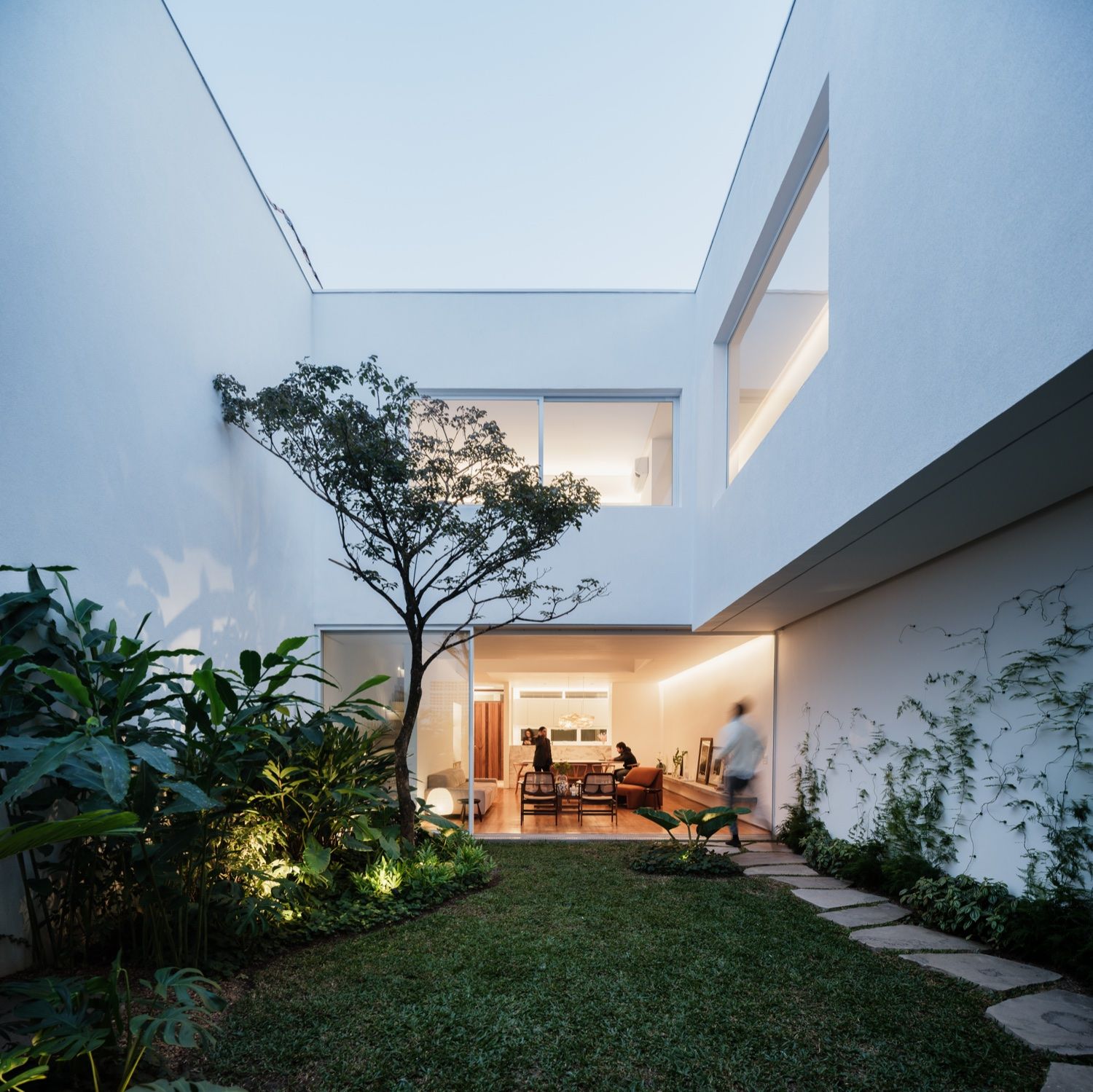 Casa Kuara — pátio interno ao entardecer, residência de alto padrão em Alto de Pinheiros, São Paulo
