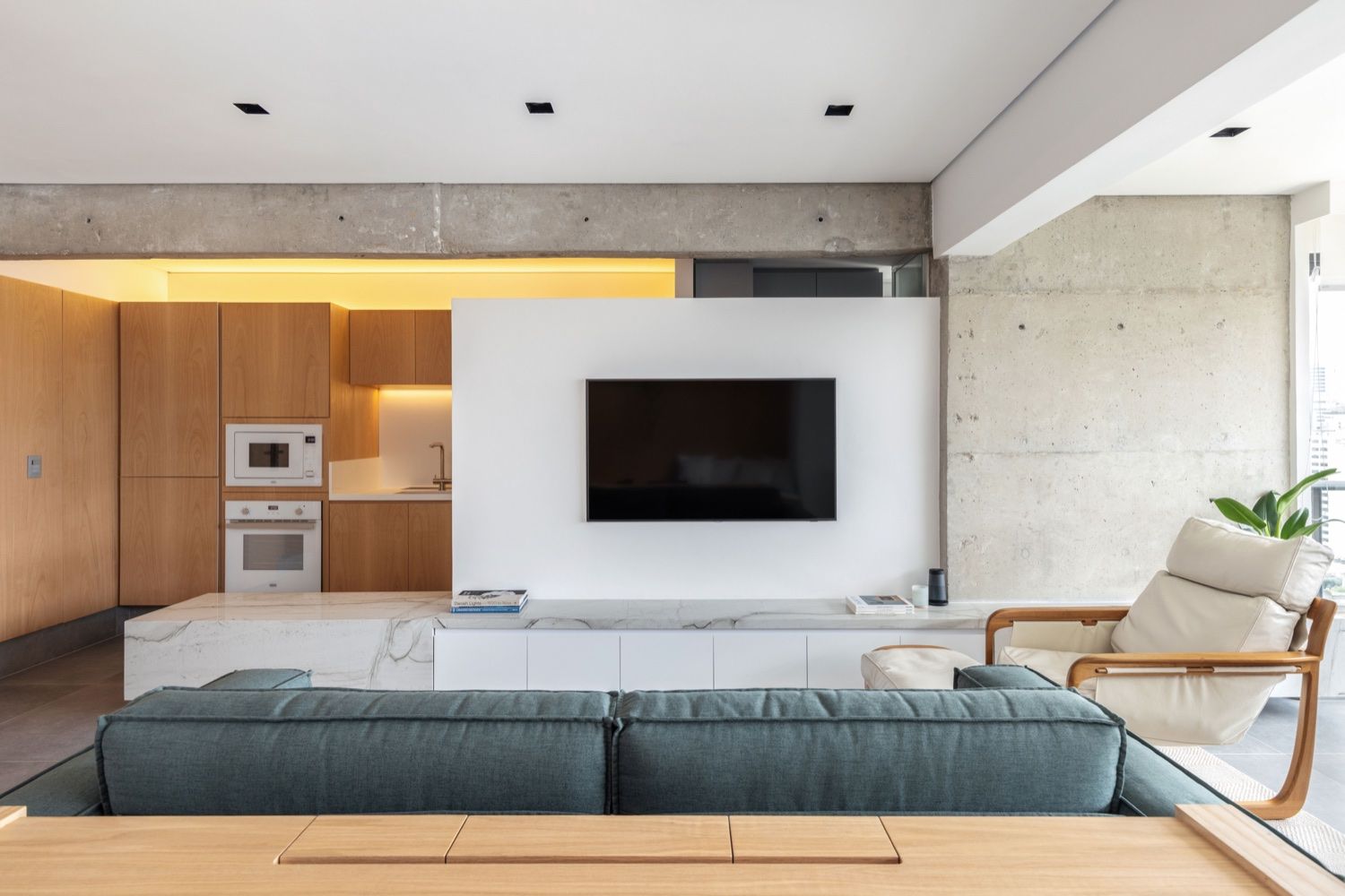 Apto Ygarusu — living integrado em concreto e madeira, apartamento de alto padrão em São Paulo