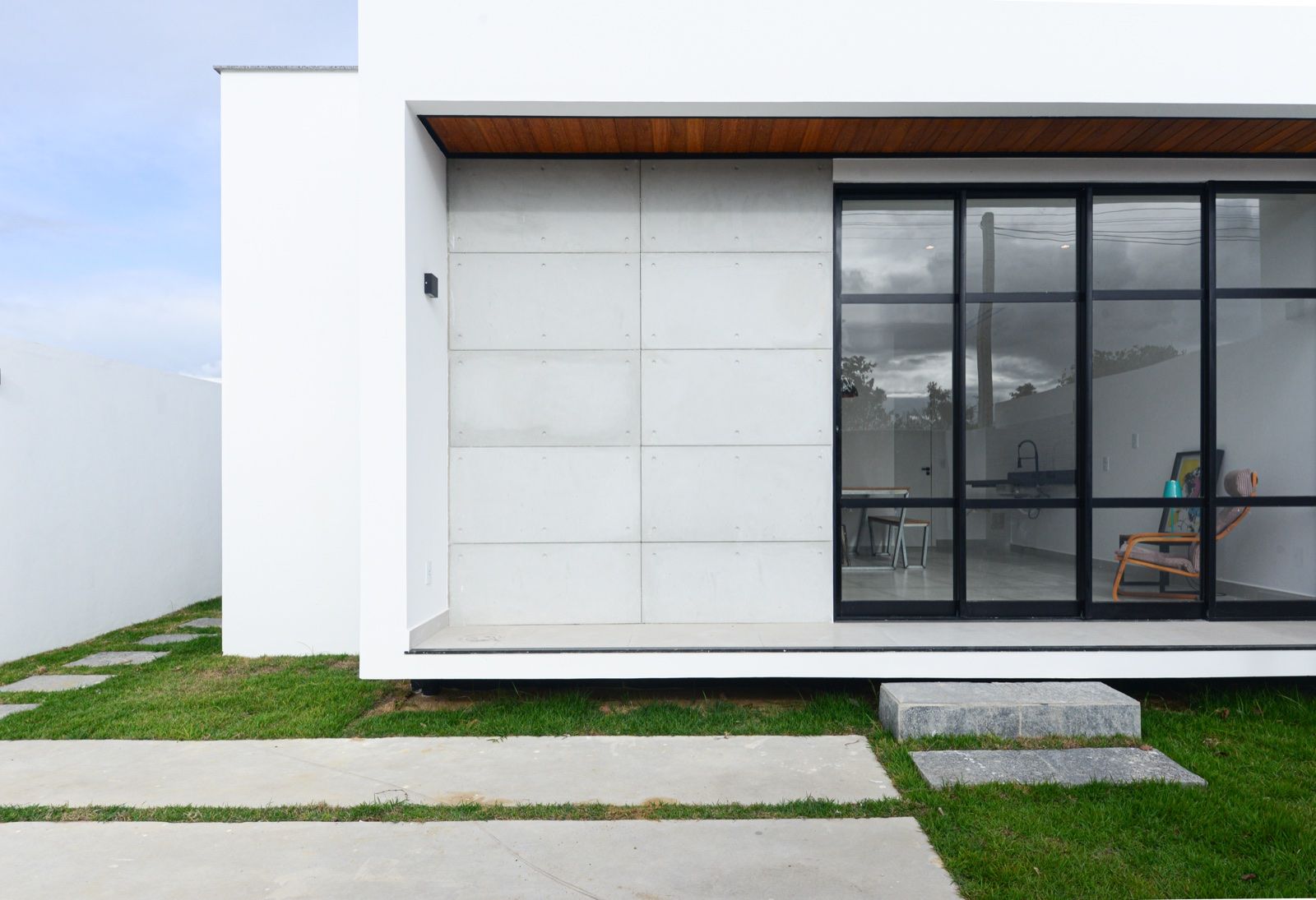 Detalhe construtivo em concreto aparente e esquadria — Casa Cubo3