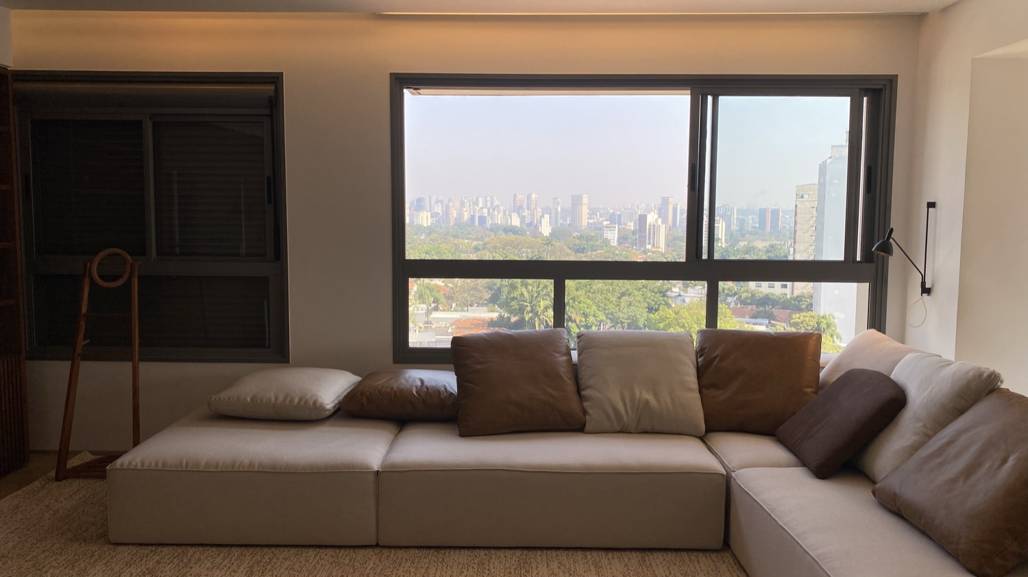 Apto Alameda Gabriel — living com sofá de couro e vista para São Paulo, apartamento de alto padrão nos Jardins