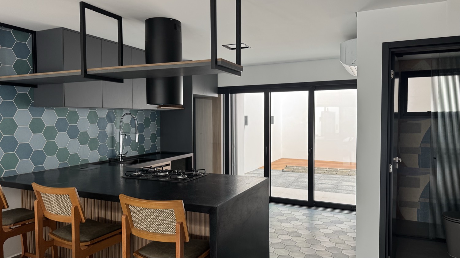 Casa Campo Belo — living integrado com escada flutuante, residência de alto padrão em São Paulo
