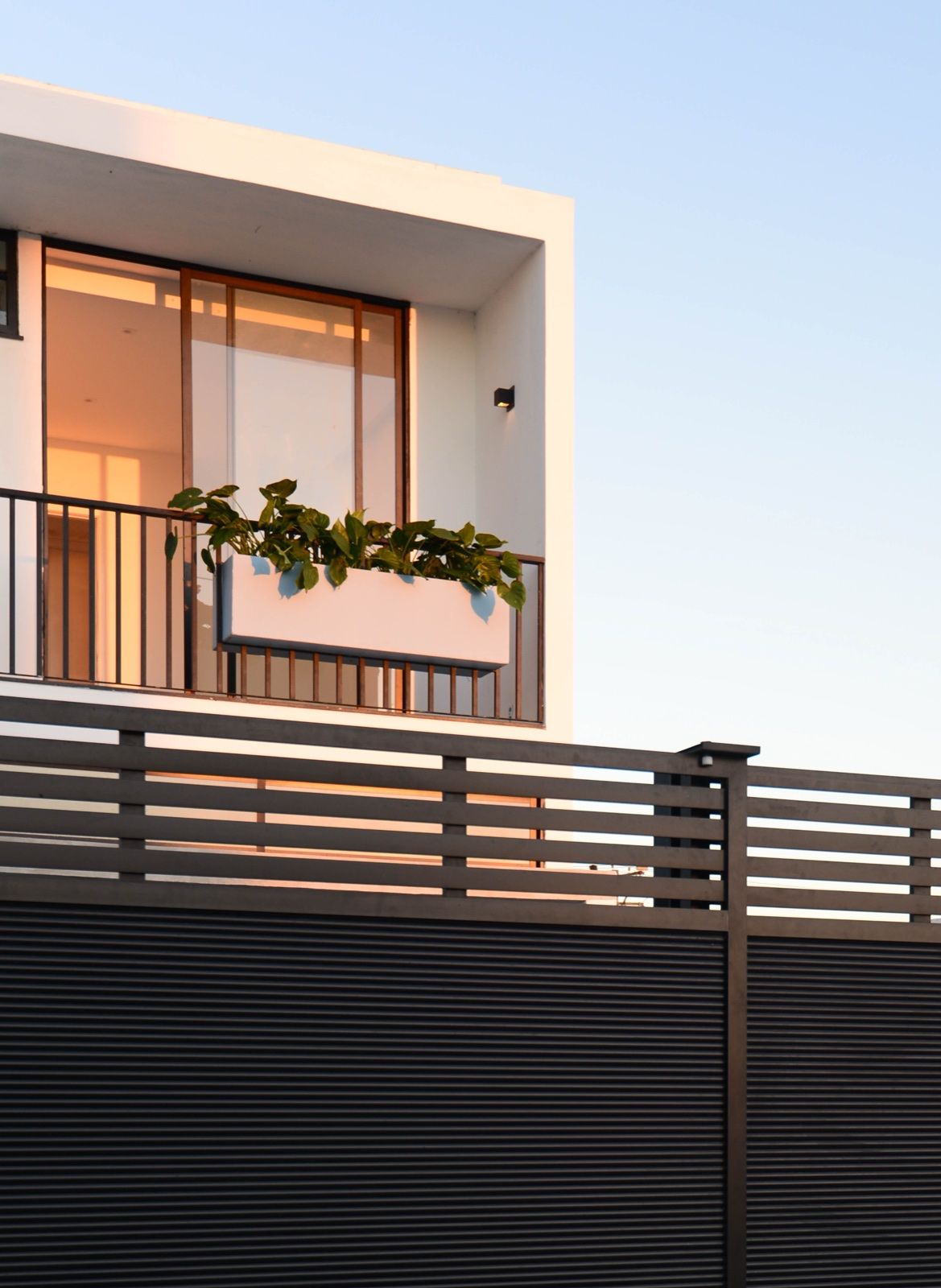 Obra da Virtù — esquadrias, serralheria e jardineira executadas conforme o projeto