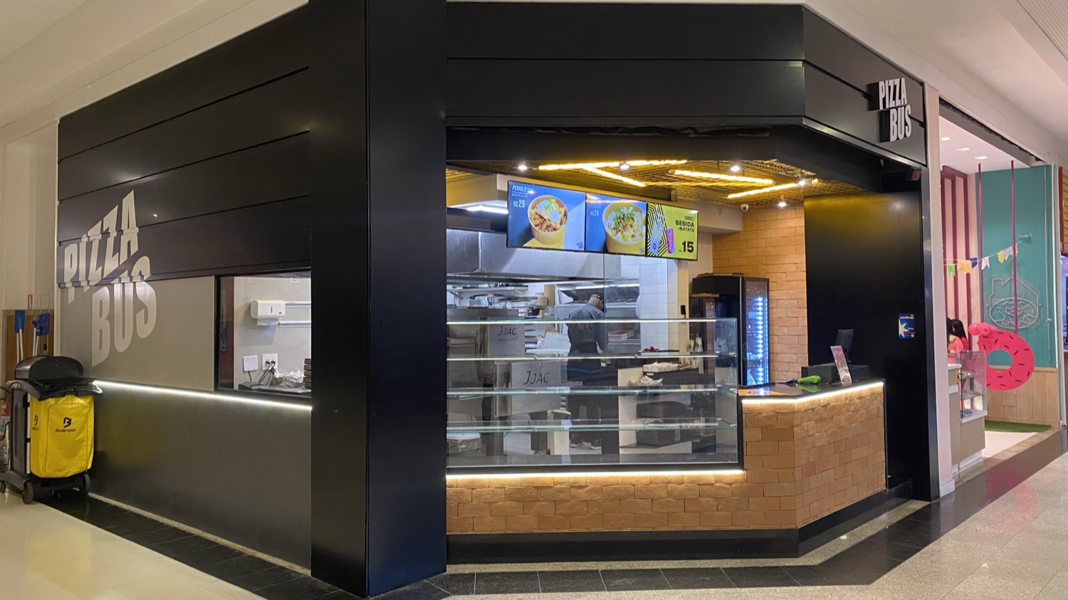 Pizza Bus — quiosque de pizzaria em praça de alimentação
