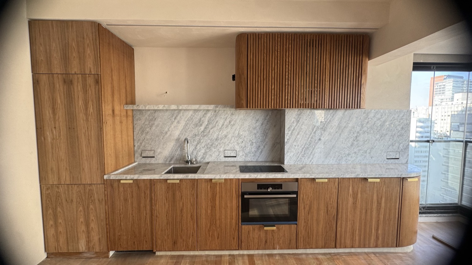 Studio Pinheiros — cozinha em mármore e madeira com vista, studio de alto padrão em Pinheiros